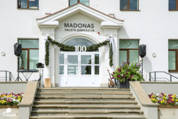 Madonas Valsts ģimnāzijas ēkai - 100