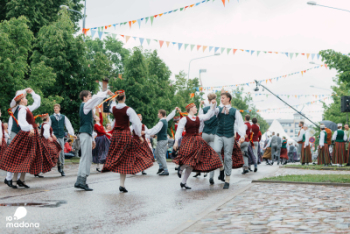 Madonai 100 | kopienas brokastis, deju kolektīvu koncertuzvedums ''Deju upe'', ''Simtgades brīži'' teātra ainiņās un dziesmās
