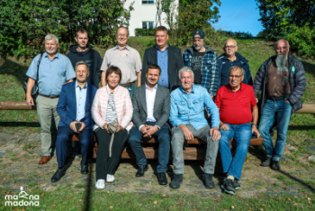 Madonā viesojas Vaijes delegācija – kopīgi uzstādīts dāvinātais soliņš